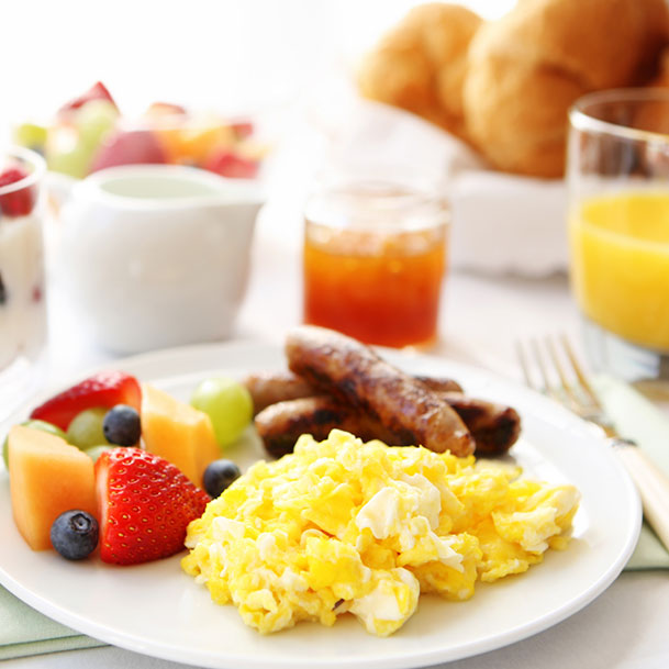 What are the breakfast options available at the Quality Hotel & Suites